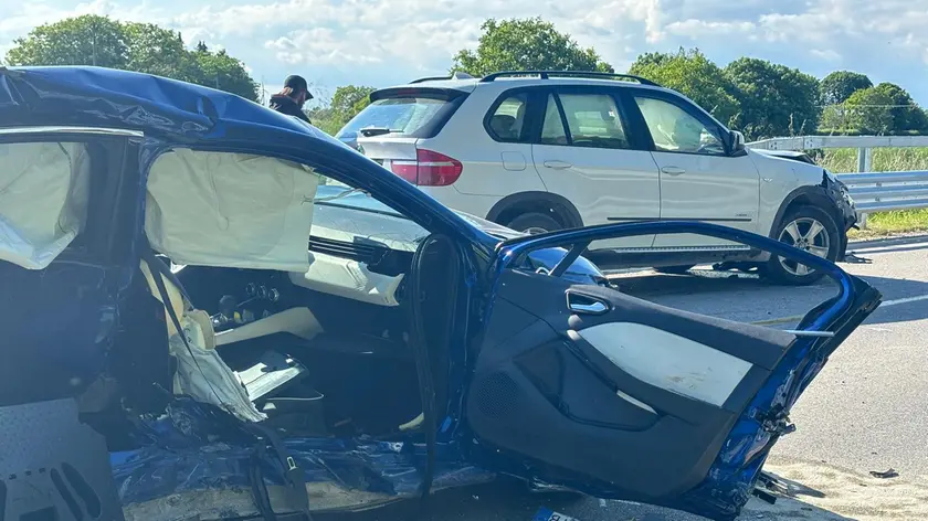 Una delle auto coinvolte nell'incidente tra Caorle e Eraclea (foto Bortoluzzi)