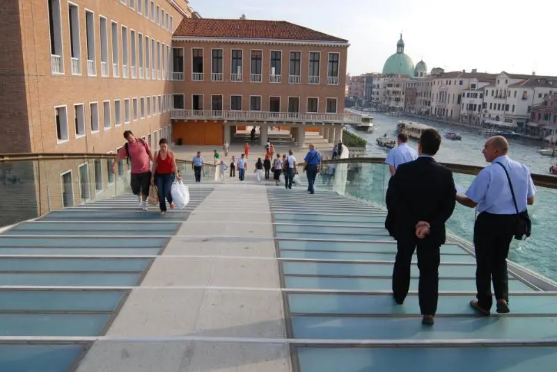 Venezia: Ponte della costituzione di Calatrava con gradini scivolosi