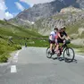 Maurizio Favaretto (con la maglia bianca) durante una corsa in tandem