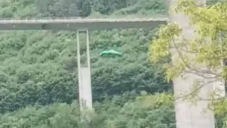 La vela verde di uno dei due paracaduti dei base jumper