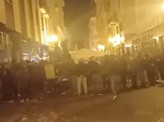 Un fermo immagine del video circolato sui social in cui diverse decine di persone, tra cui diversi con il cappello con la penna nera, intonano "Faccetta Nera" al raduno degli Alpini a Biella