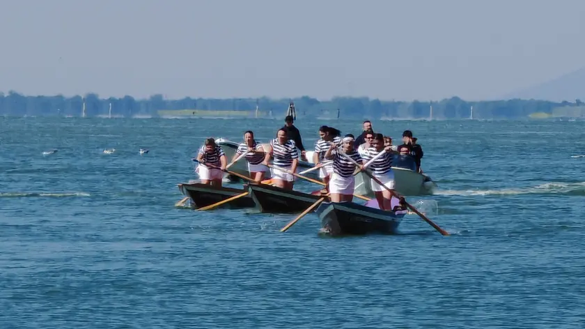 La competizione delle ragazze sulle mascarete