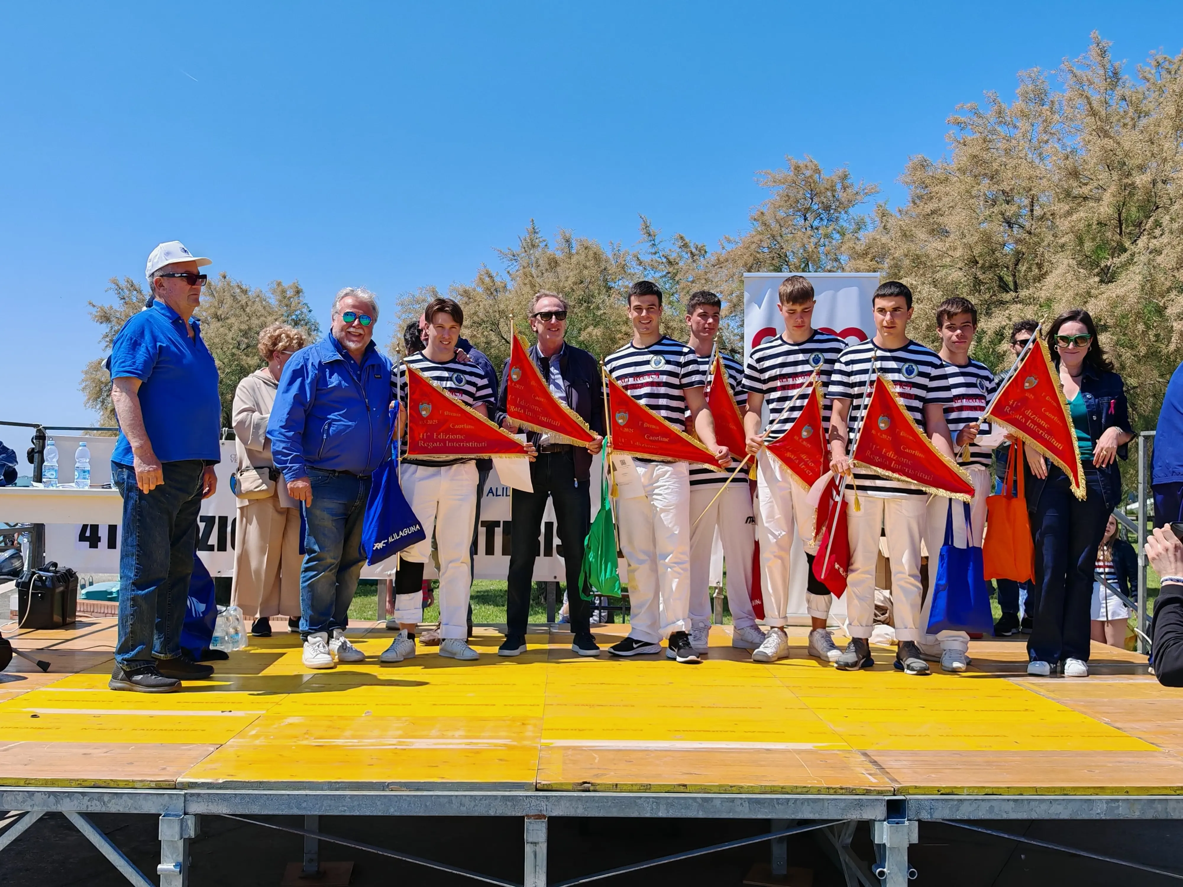 La premiazione dell'equipaggio vincente