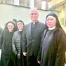 Suor Elena Occhialini, prima a sinistra, a novembre con il cardinale Robert Prevost, ora Papa Leone XIV