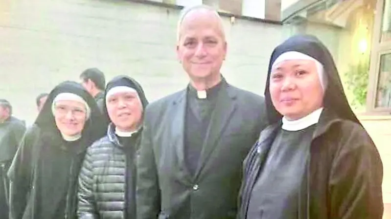Suor Elena Occhialini, prima a sinistra, a novembre con il cardinale Robert Prevost, ora Papa Leone XIV
