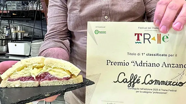 Nicola Nesto del bar Caffè Commercio di piazza Ferretto con il suo tramezzino al tonno pinna gialla