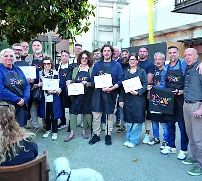 I partecipanti al Festival posano con l’attestato e il grembiule realizzato per l’occasione