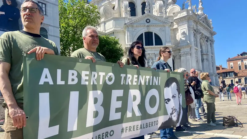 Familiari e amici di Alberto Trentini alla Salute (foto Barbiero)