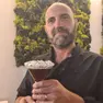 Il parrucchiere Fabio Cavalletto con un cocktail da applicare sui capelli
