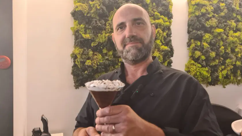 Il parrucchiere Fabio Cavalletto con un cocktail da applicare sui capelli