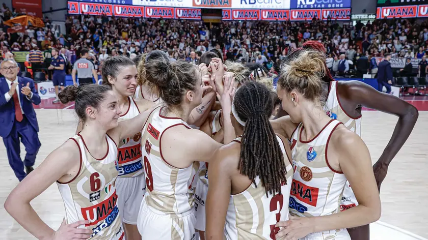 Le ragazze dell’Umana festeggiano la vittoria in gara-4 al Taliercio contro la Famila Schio