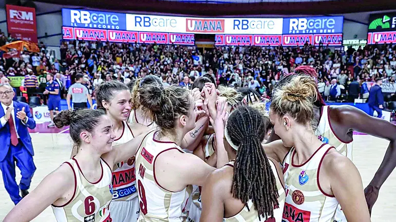 Le ragazze dell’Umana festeggiano la vittoria in gara-4 al Taliercio contro la Famila Schio