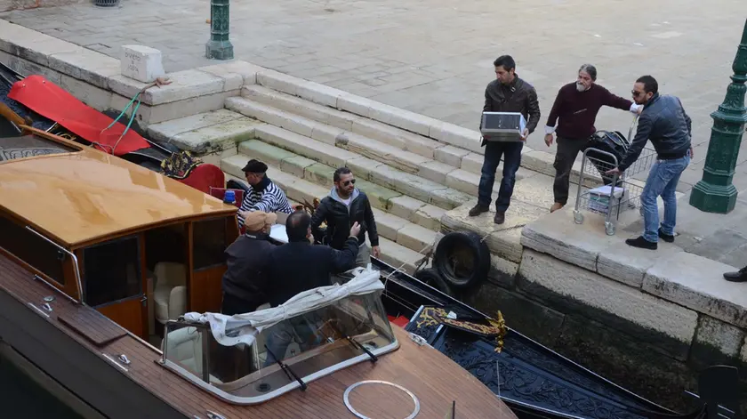 Finanzieri caricano materiale sequestrato negli uffici del Comune di Venezia