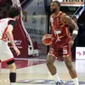 Aamir Simms, qui in azione nell'ultimo match di regular season contro Varese (Foto Porcile)