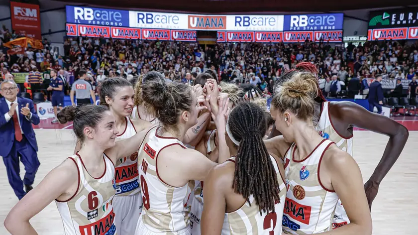Le ragazze dell’Umana festeggiano la vittoria in gara-4 della finale scudetto contro Schio