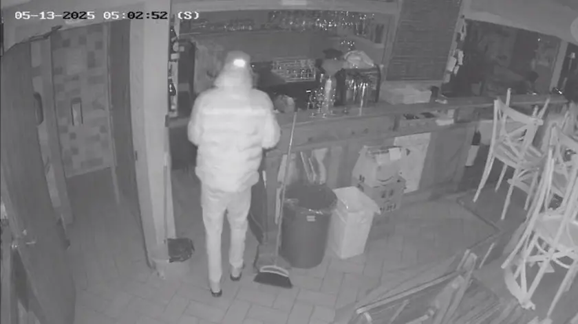 Un’immagine del ladro dentro il wine bar