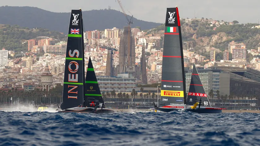 I teams di Ineos Britannia (L) e Prada Luna Rossa Pirelli nel 2024 a Barcellona