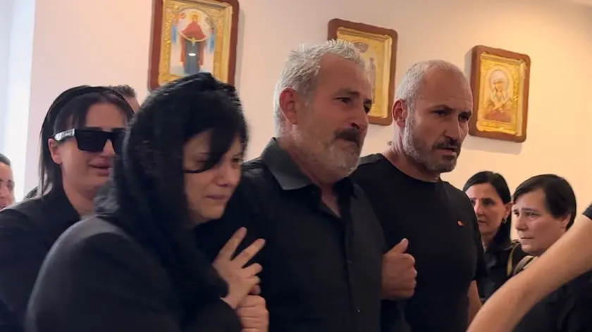 Il dolore dei genitori al funerale di Lorenzo Cristea