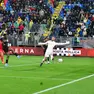Il gol di Candé che ha sbloccato l'ultima sfida vinta con la Fiorentina al Penzo (Foto Interpress)