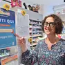 Liliana Adotti mostra il cartello della vincita da un milione foto petrussi
