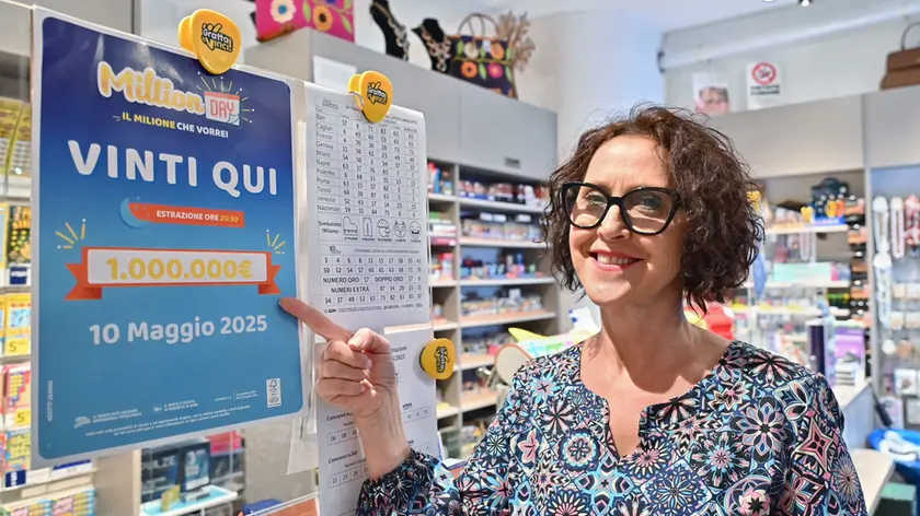 Liliana Adotti mostra il cartello della vincita da un milione foto petrussi