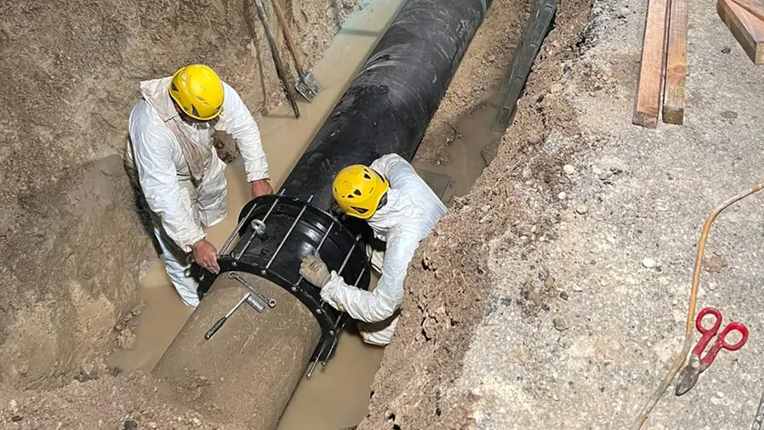 Gli operai Veritas al lavoro sulla rete idrica
