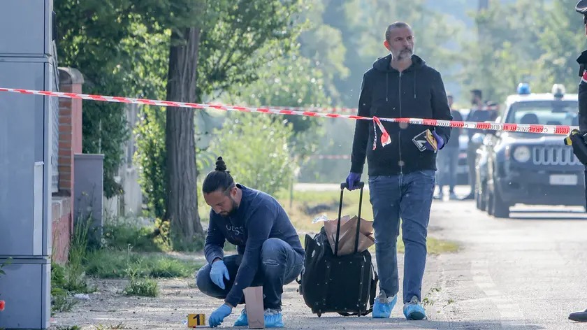 I rilievi dei carabinieri in via Pagnana dopo l'omicidio