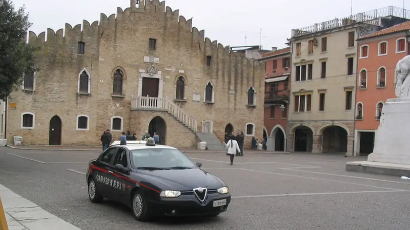 I carabinieri davanti al municipio di Concordia Sagittaria