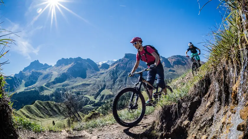 Appassionati di mountain bike sui sentieri dolomitici