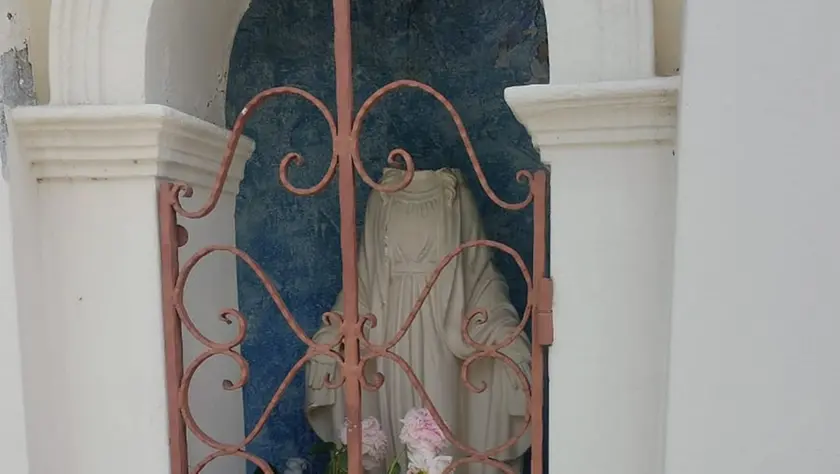La statua della Madonna decapitata a Noale