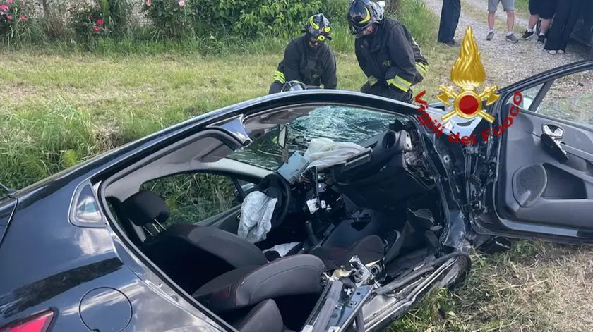 L'auto con a bordo la futura mamma finita fuori strada a Eraclea