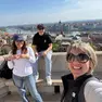 Mamma Lyudmyla Kukharuk con le gemelle Anna e Giulia Chiti in gita a Budapest