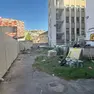 Il complesso della ex Telecom di via Meucci dopo la costruzione del muro