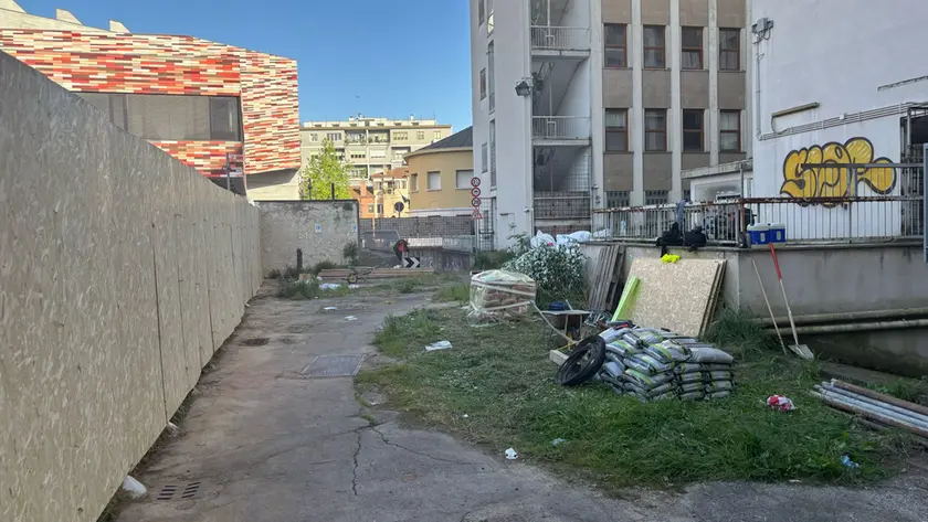 Il complesso della ex Telecom di via Meucci dopo la costruzione del muro