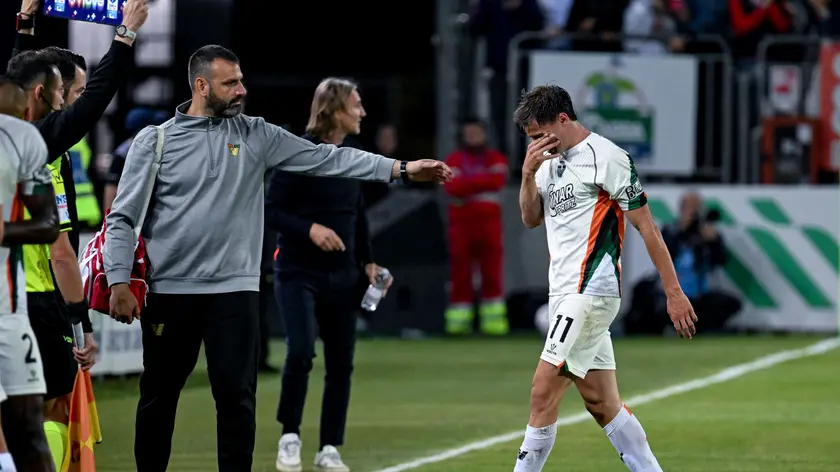 Oristanio esce dal campo per infortunio durante la sfida con il Cagliari (Foto Editoriale Report)