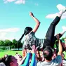 Le giocatrici arancioneroverdi portano in trionfo l'allenatrice Berta Prat Hernandez dopo la vittoria a Chieti, che ha regalato la promozione in Serie B