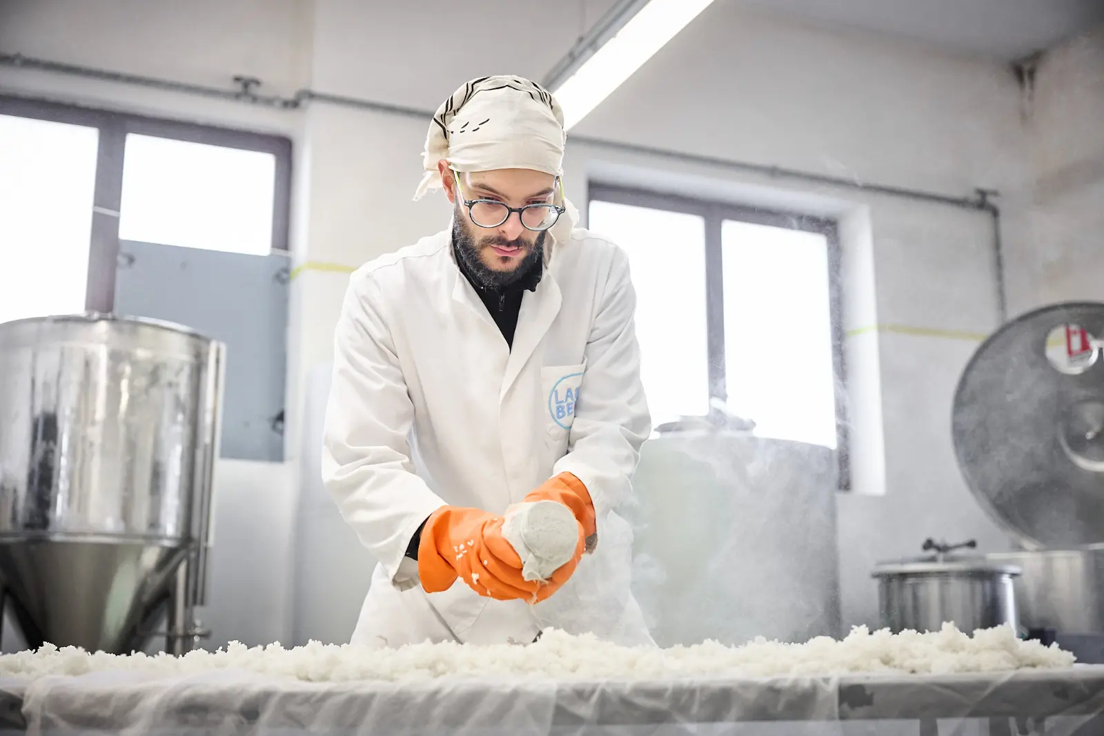 Nicola Coppe durante una fase della produzione di sake