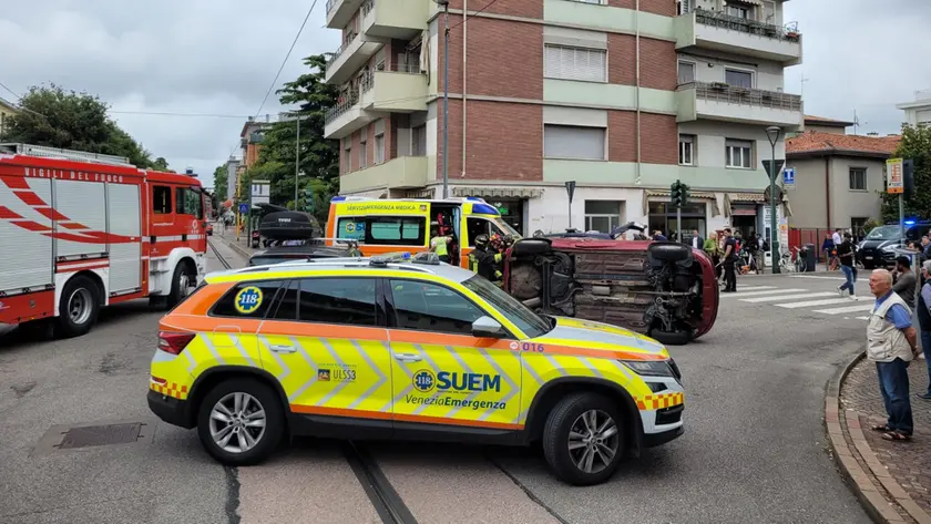 L'auto cappottata dopo lo scontro a Mestre