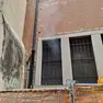 Il fumo che esce dal bagno del liceo Foscarini (foto Interpress)