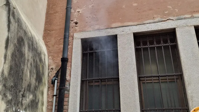 Il fumo che esce dal bagno del liceo Foscarini (foto Interpress)