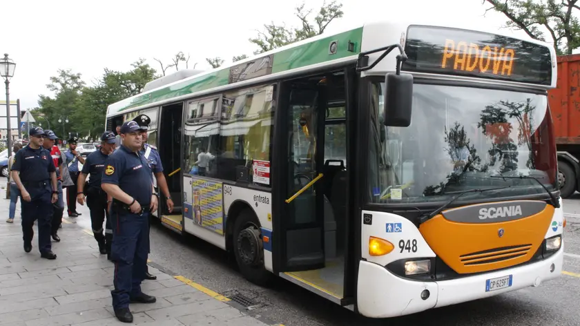 Un autobus. A Dolo i pesanti apprezzamenti a una minorenne durante la corsa