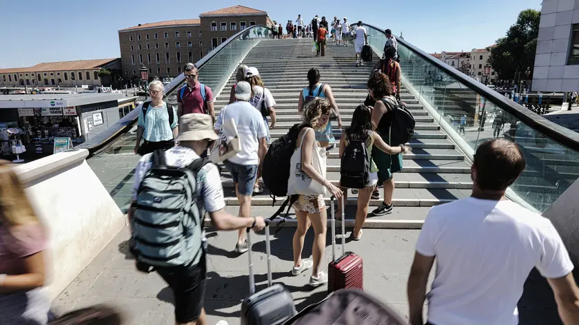 Turisti a Venezia. Per garantire servizi vengono assunti stagionali, anche in nero