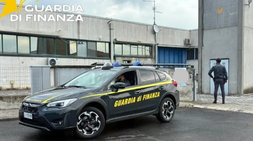 La Finanza davanti a una delle aziende coinvolte nell'inchiesta