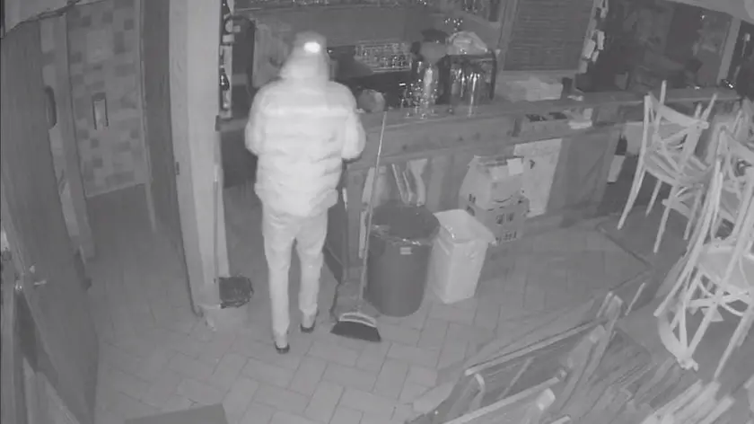 Un ladro ripreso dalle telecamere in un bar