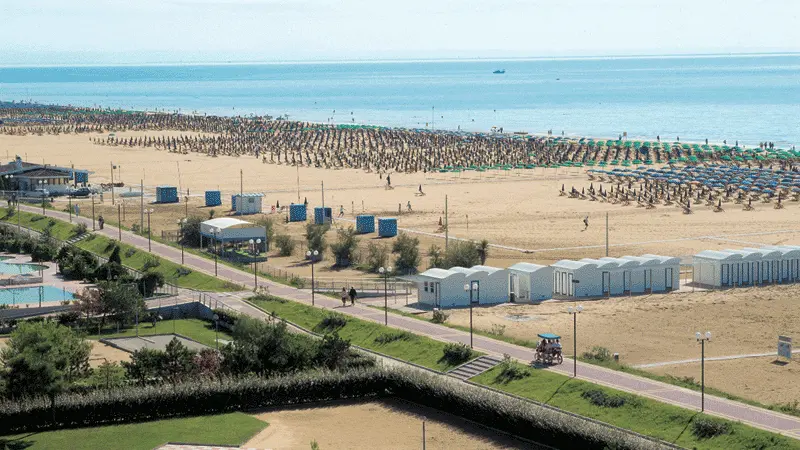 Una panoramica della spiaggia di Bibione