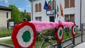 A Teglio addobbi rosa per il passaggio del Giro d'Italia