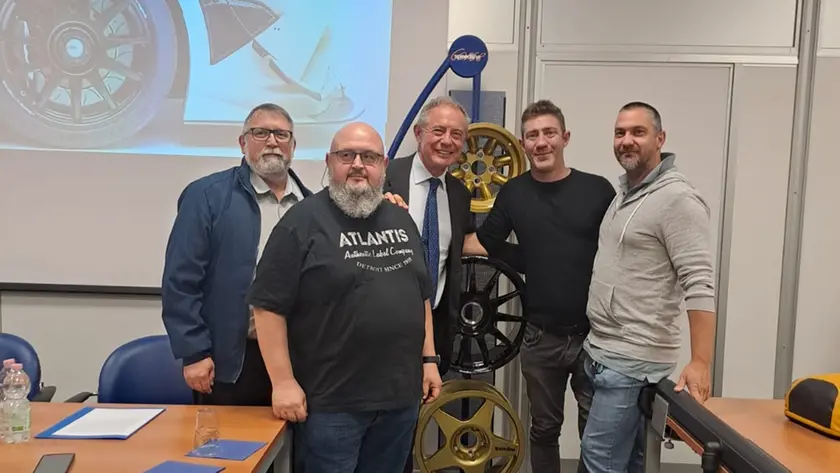 Il ministro delle Imprese e del made in Italy Adolfo Urso tra i lavoratori della Speedline di Santa Maria di Sala