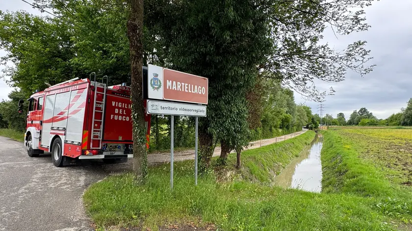 Le ricerche dei pompieri ai confini con Martellago (ph Pòrcile)