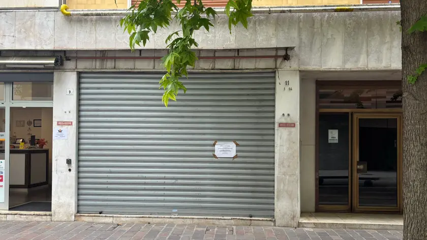 Il negozio di parrucchiere chiuso in via Brenta Vecchia