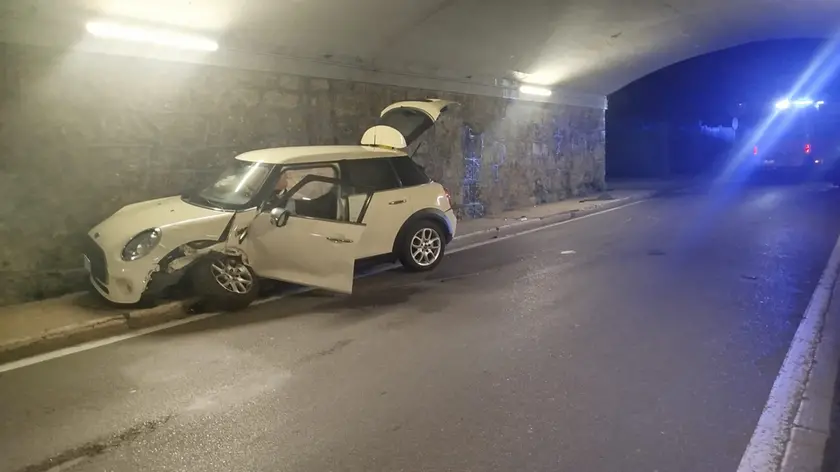 L’auto della futura sposa finita contro la parete del tunnel della stazione